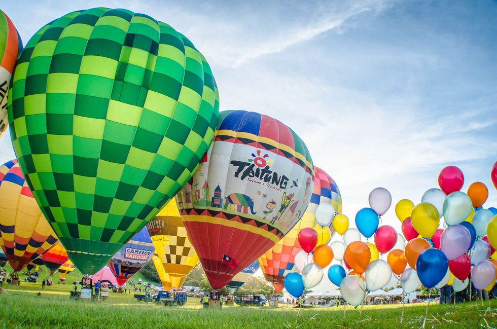 Hot air ballooning, Hot air balloon, Air sports, Balloon, Daytime, Recreation, Vehicle, Air travel, Fun, Sky, 