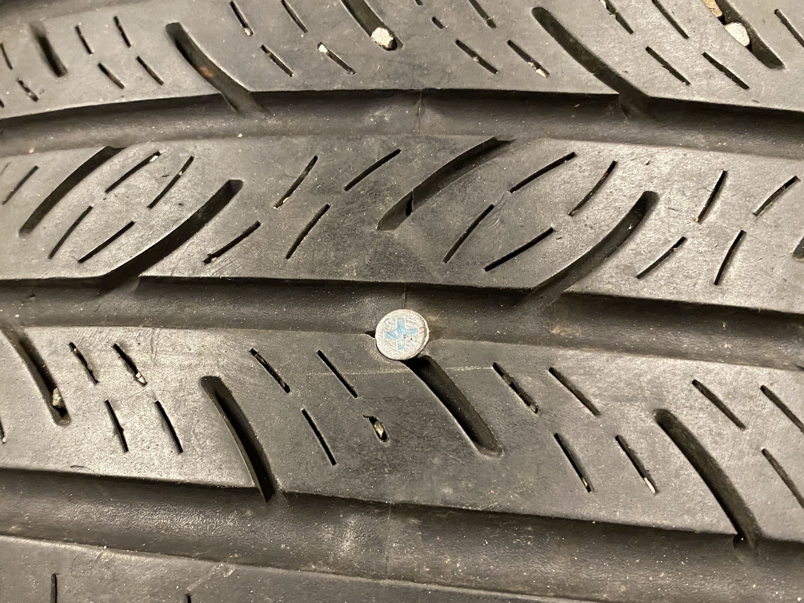 Cómo reparar un neumático pinchado en 9 pasos: es sencillo