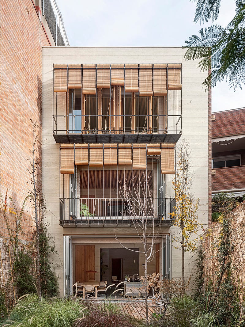 minimalista, de hormigon pobre pero muy calida, así es esta vivienda de 600 metros y techos imponentes en barcelona