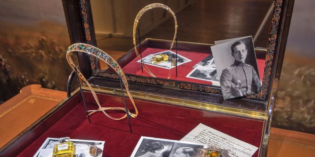 Chanel把香奈兒女士的最愛都放進一個珠寶盒裡，包含了寶石頭冠、胸針、愛人迪米崔公爵和其他俄羅斯友人的照片！