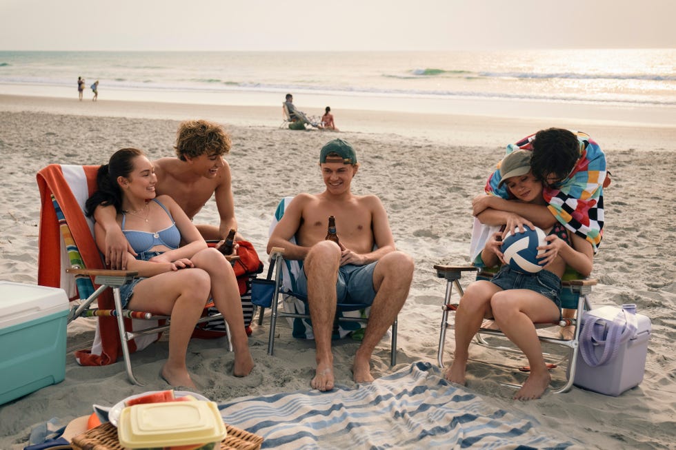 belly (lola tung), jeremiah (gavin casalegno), conrad (christopher briney), steven (sean kaufman), and taylor (rain spencer) in the summer i turned pretty photo: erika doss © amazon content services llc