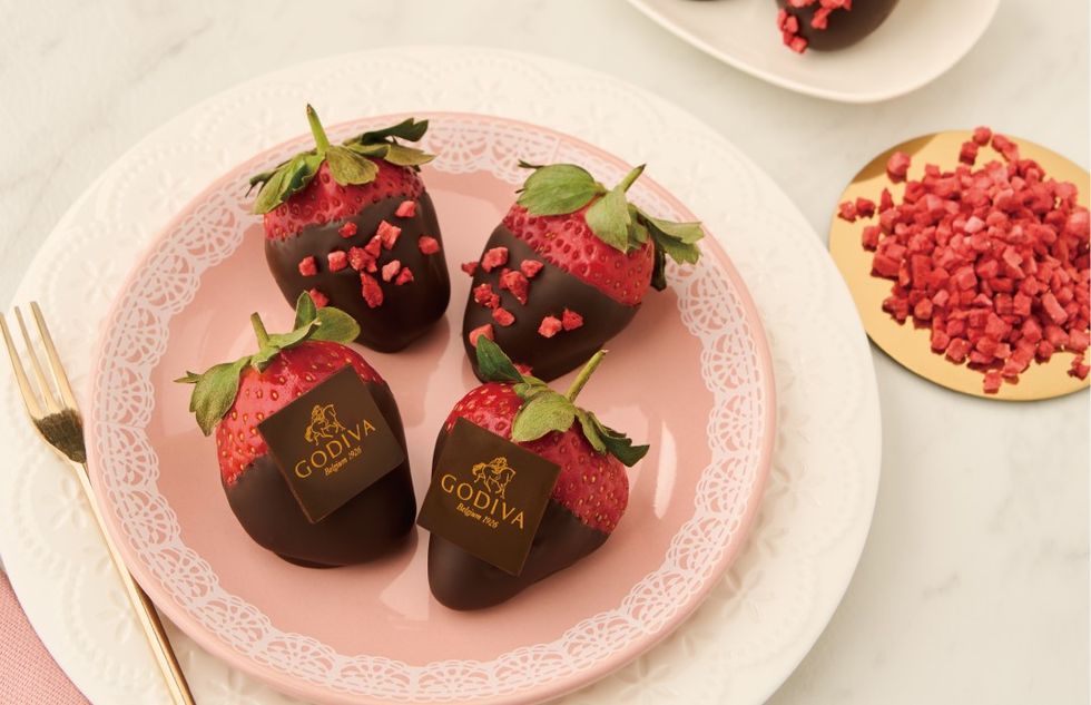 godiva手製草莓巧克力限量開賣！濃郁巧克力x新鮮草莓兩大甜點巨星限時同台，草莓、巧克力控手刀搶購