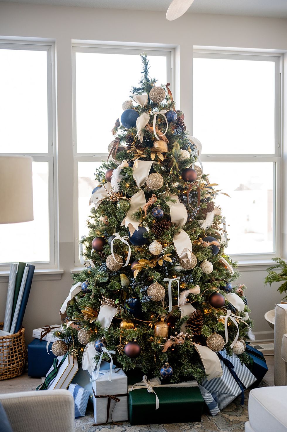 How to Decorate your Christmas Tree Professionally with Ribbons 
