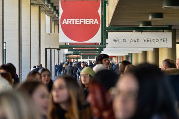 Questo è il primo divano Ikea che si piega e si trasforma in una borsa