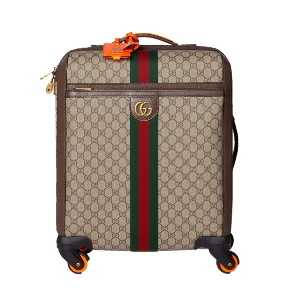 iu和hanni手上的旅行袋，就是2024年4月gucci全新推出的valigeria旅行包，這系列有哪些款式，入手一咖價格如何？馬上替你介紹。