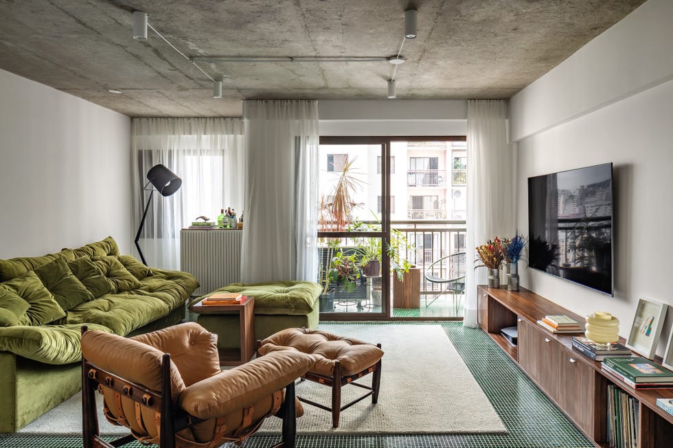 apartamento de 92 metros convertido en un hogar funcional con curvas, ceramica y una cocina suspendida