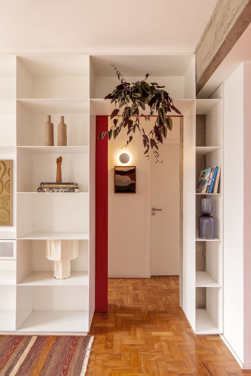 celosias en la cocina y una puerta roja, la reforma de este apartamento conecta funcionalidad y diseno
