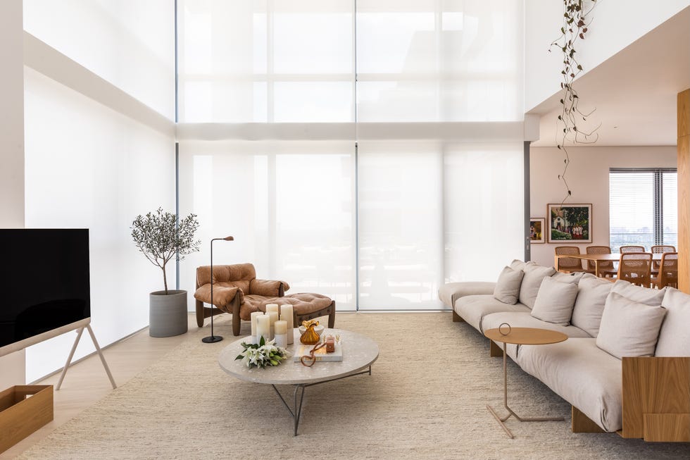 casa de 540 metros con ventanales de suelo a techo, espacios abiertos y lineas limpias tras una reforma estructural
