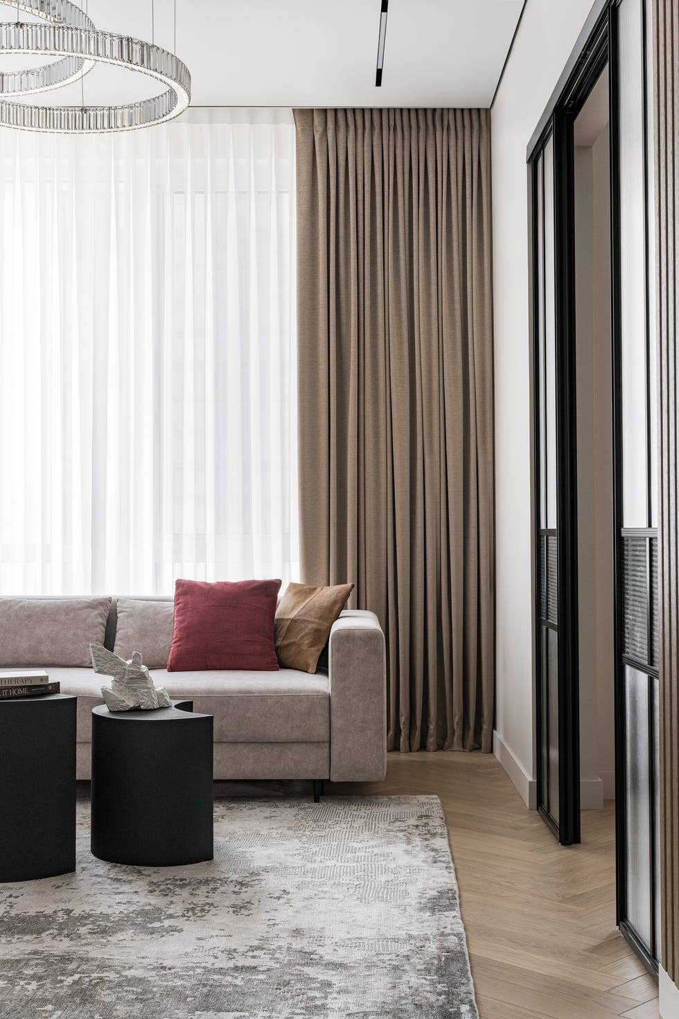 diseñada por pinteriors, esta casa combina líneas puras, curvas suaves y una paleta clara con texturas naturales, logrando un interior funcional, acogedor y lleno de detalles cuidados.