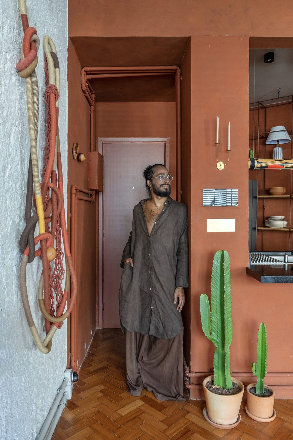 casa de 45 metros es un estudio de arquitectura, un taller creativo y una zona de relax con hamaca, columpio y un bano triangular