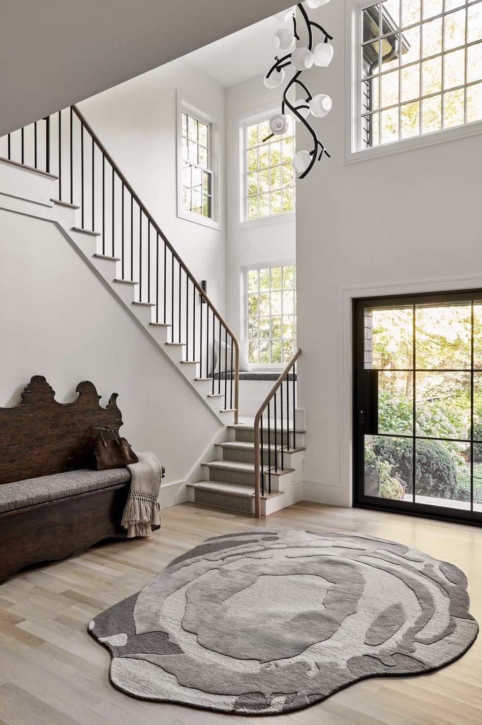 casa familiar con cinco dormitorios y seis banos que se transforma para ganar luz, orden y diseno a medida