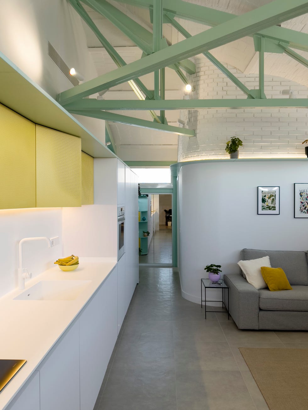casa jn109 era una casa del madrid de los 70 con techos bajos y poca luz y ahora es un atico luminoso en verde y amarillo