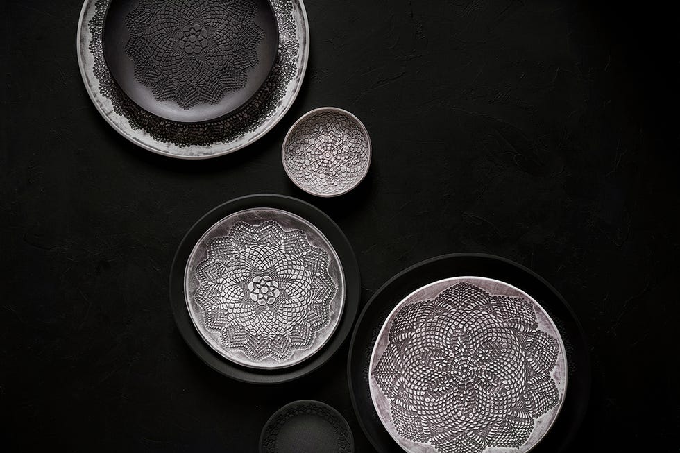 platos en blanco y negro imitando a los bordados