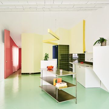 cocina moderna con suelo verde y paredes en amarillo