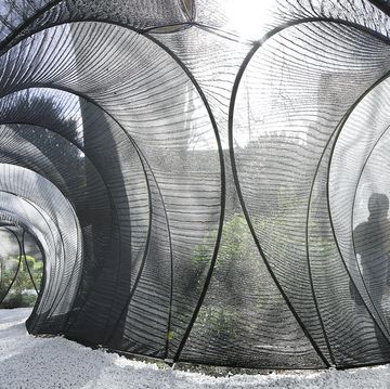 installazione nel giardino del convento dei cappuccini per la triennale a bruges 2024 un percorso in penombra che si percorre in un tunnel di tessuto