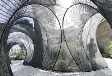 installazione nel giardino del convento dei cappuccini per la triennale a bruges 2024 un percorso in penombra che si percorre in un tunnel di tessuto