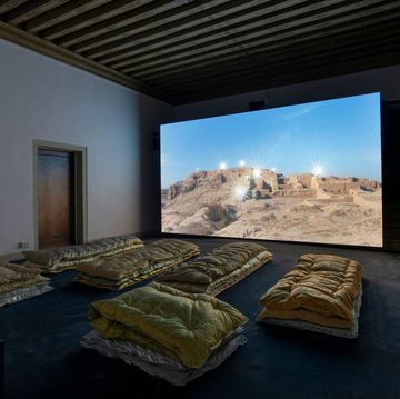 biennale di venezia 2024, saodat ismailova, melted into the sun, nella foto dei cuscini gialli a terra e immagine di un deserto