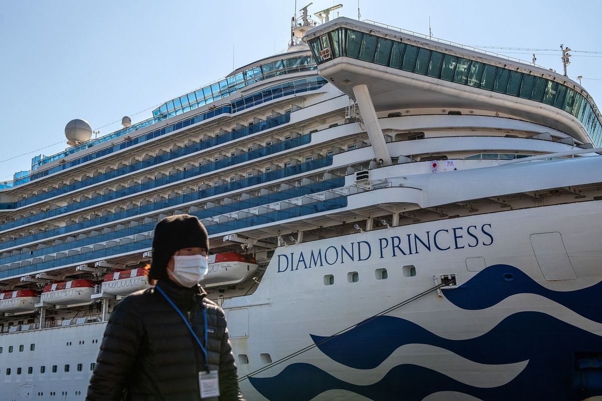 Het cruiseschip Diamond Princess hieronder op een foto genomen in Yokohama op 10 februari werd in quarantaine gehouden nadat passagiers besmet bleken met het coronavirus