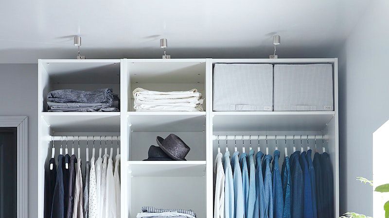 Mejores trucos para guardar las prendas largas en tu armario