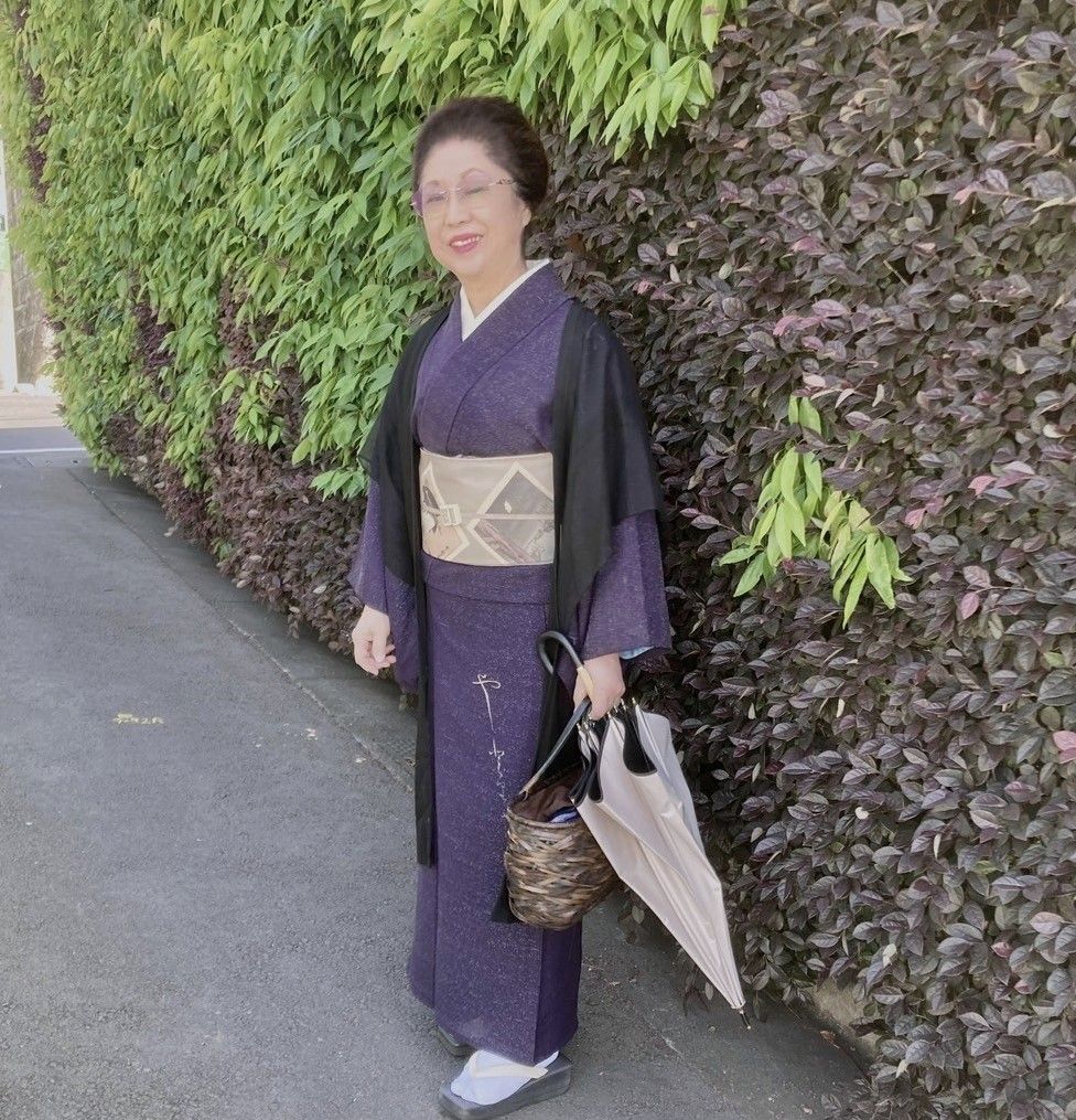 きなりと黒の地に艶やかな花模様が美しいアンティークのお着物