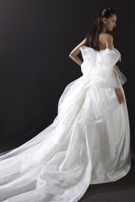 エマリーエ ウエディングドレスサロンのバックに大きなリボンがついたドレスを着たモデルの写真。