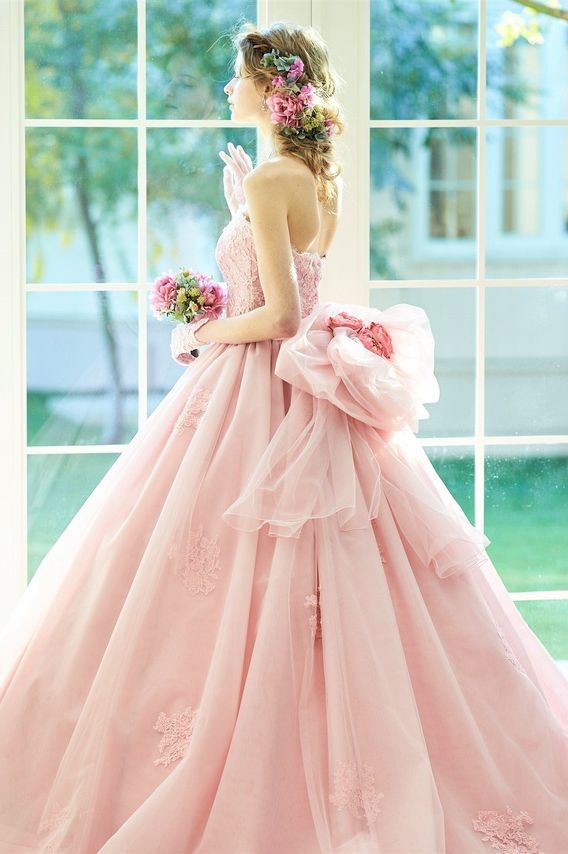 トゥー・レ・ドゥー 銀座店の淡いピンクのドレスを着たモデルの写真。