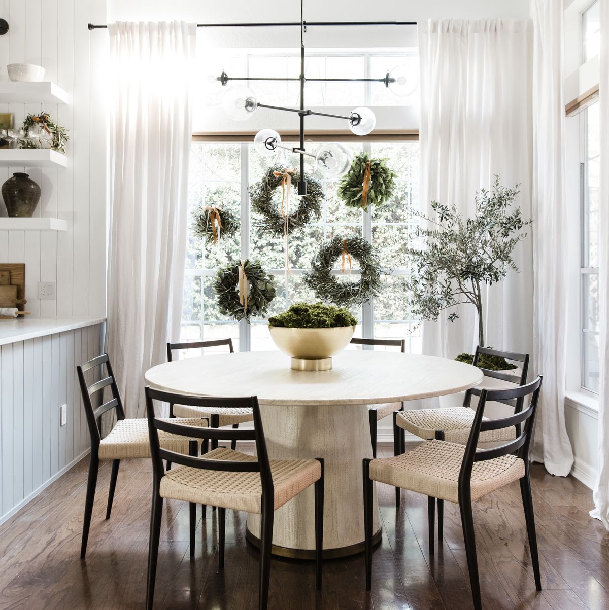 These 40 Christmas Window Decor Ideas