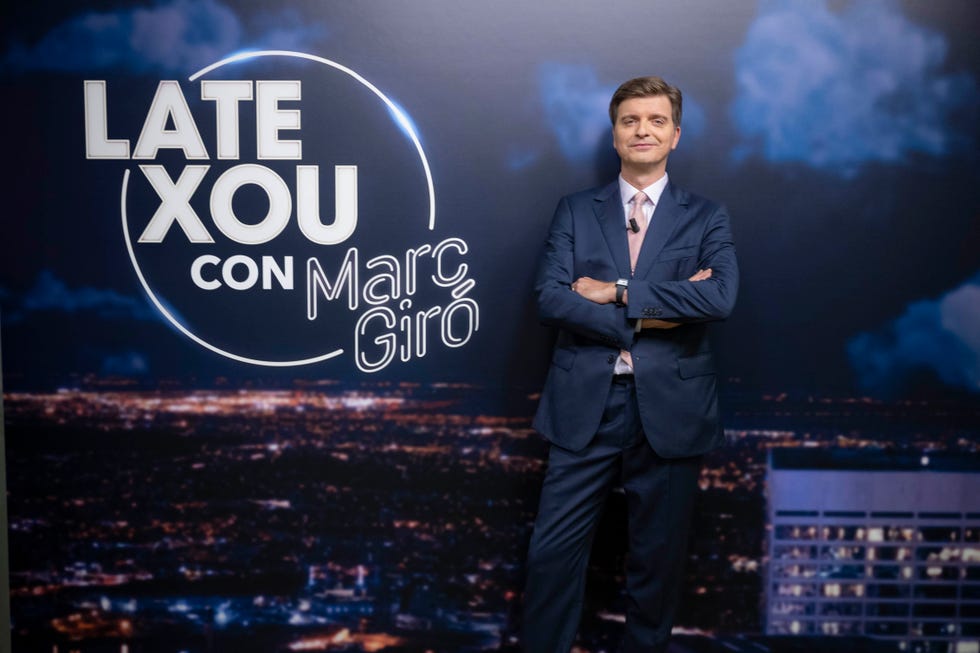 promotional setting for a latenight show featuring marc giró