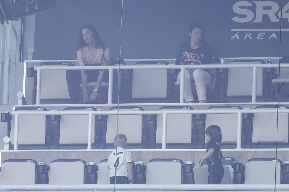 PILAR RUBIO CON SUS HIJOS EN EL PALCO DEL BERNABEU