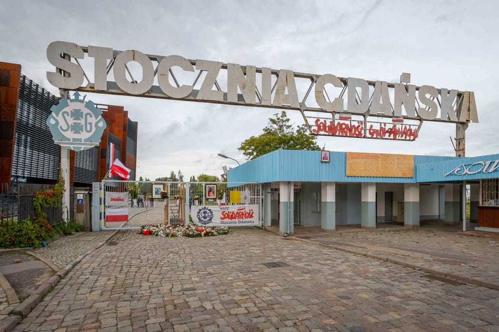 Poort nr 2 van de voormalige Leninwerf in Gdask met links op de achtergrond het Europese Centrum voor Solidariteit