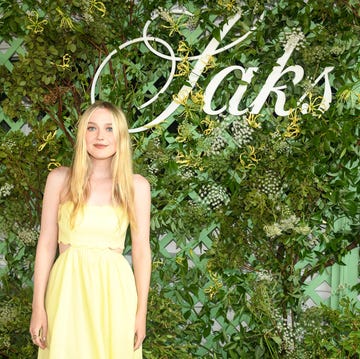 Dakota Fanning Hosts a Summer Soirée With Saks dakota fanning