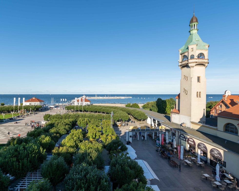 De vuurtoren van Sopot met op de achtergrond de langste houten pier van Europa