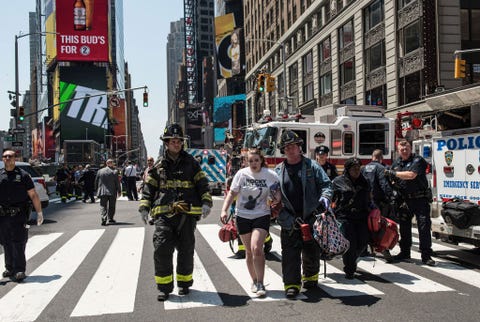 Lynsey Addario was als een van de eerste fotografen ter plaatse nadat een automobilist een spoor van vernieling gewonde voetgangers en een dode achterliet op Times Square in New York