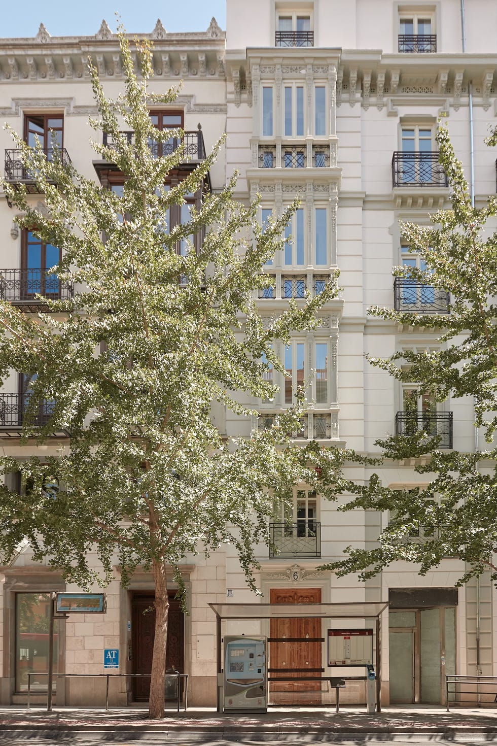 esta reforma le da a un edificio senorial de granada una segunda vida gracias a unos preciosos apartamentos turisticos