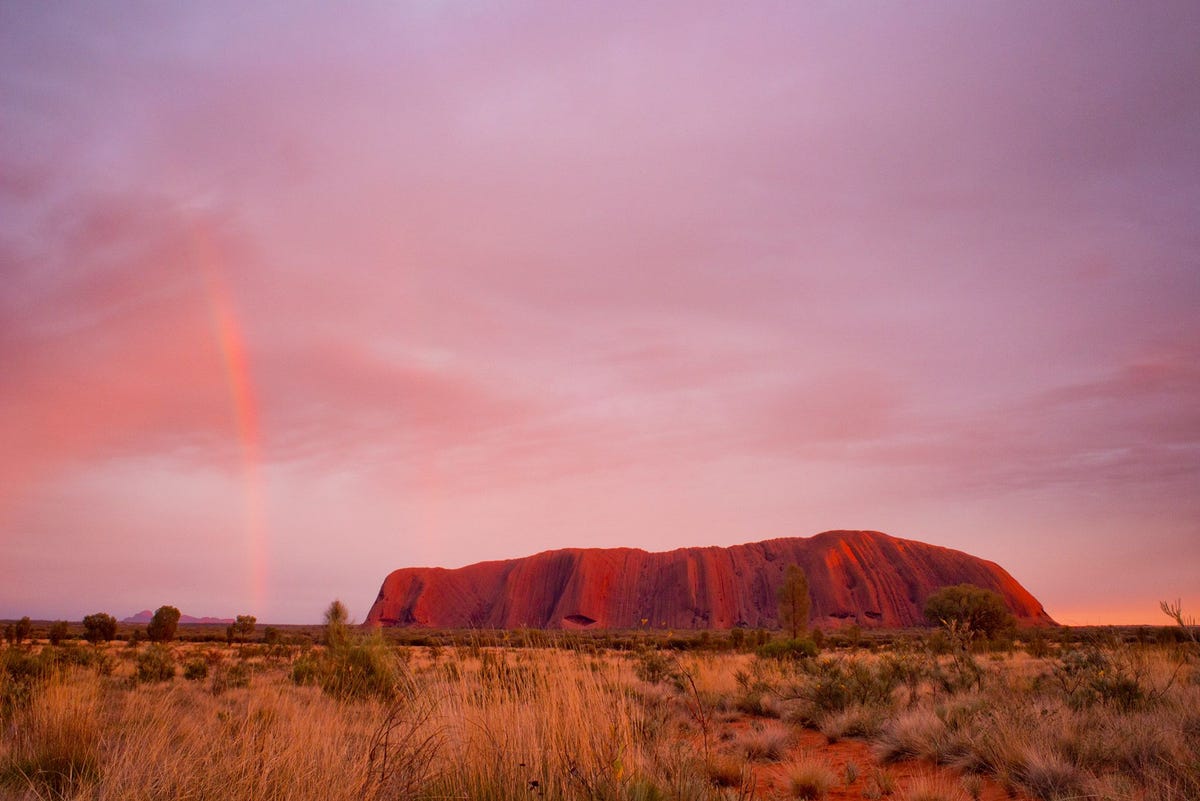 Uluru een massieve zandstenen rots in centraal Australi heilig voor de lokale Aboriginals zal na jaren van debat binnenkort worden gesloten voor klimmers
