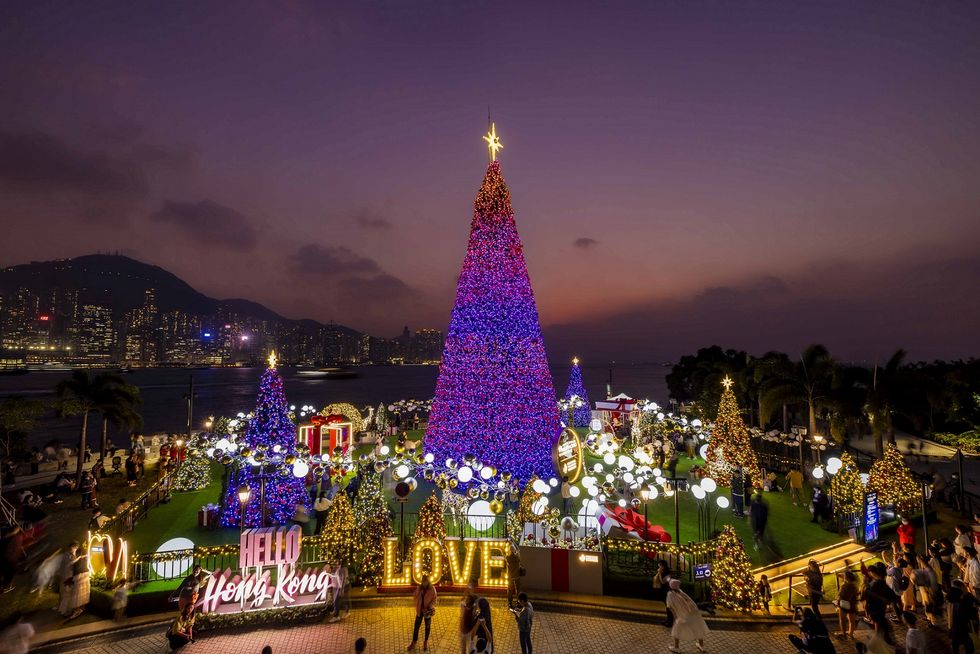 香港聖誕節打卡景點推薦！冬日維港水上煙火，海港城、迪士尼樂園共度歡樂聖誕佳節