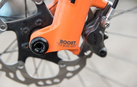 The 32 SC is offered with 15x110mm Boost hub spacing, or, if you have an older wheel set you love, 15x100mm spacing. 