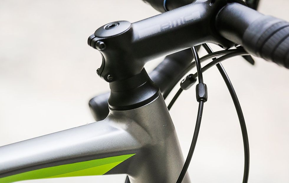 The Roadmachine 03 uses a traditional stem, headset, and spacers