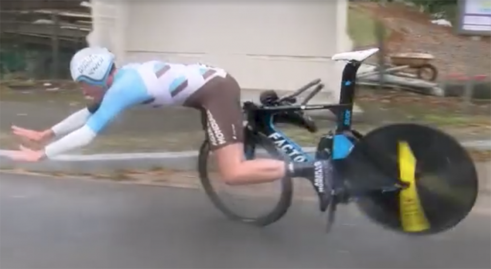 Maxime Roger crashes at the Tour de Moselle