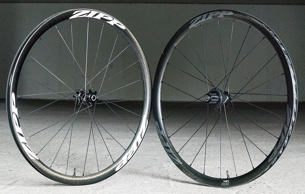 Bicycle wheel rim, Spoke, Rim, Bicycle wheel, Bicycle tire, Synthetic rubber, Black, Carbon, Bicycle part, Circle, 