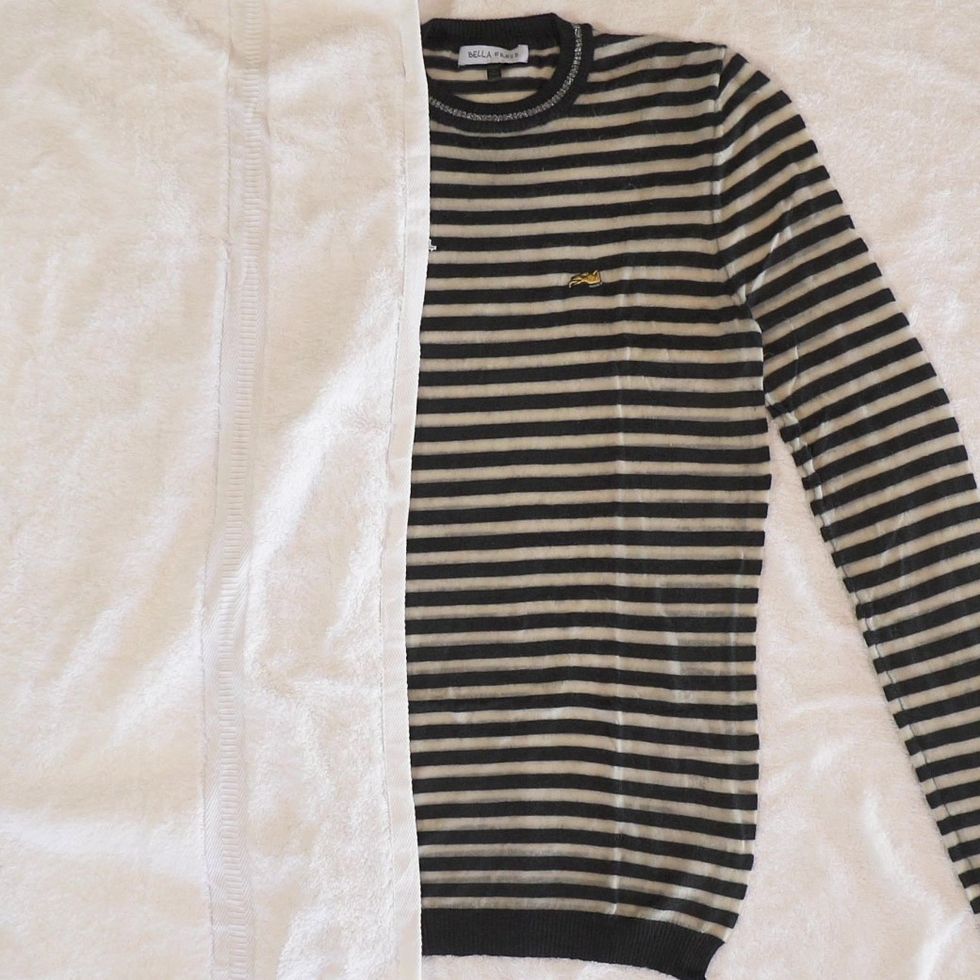 White, Clothing, Black, Product, Sleeve, Outerwear, Beige, Sweater, Long-sleeved t-shirt, 