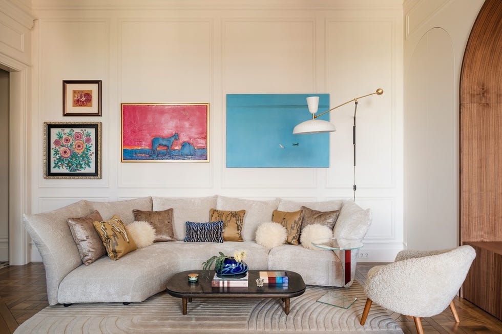 un apartamento de techos altos que combina historia, diseno, arte y funcionalidad