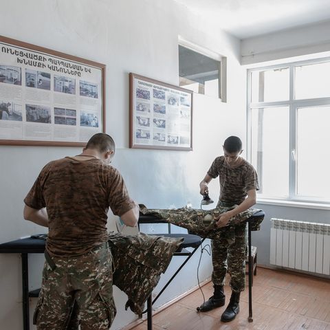 Als onderdeel van hun training leren jonge soldaten verantwoordelijk te zijn voor hun eigen spullen bijvoorbeeld door zelf hun uniform te strijken
