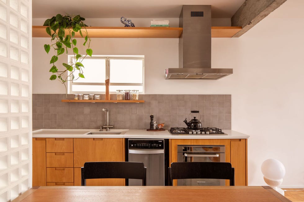 celosias en la cocina y una puerta roja, la reforma de este apartamento conecta funcionalidad y diseno