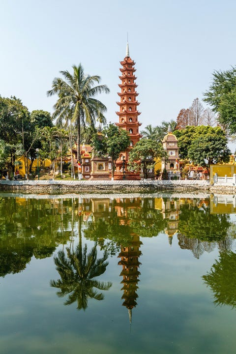 Trn Qucpagode VietnamDe Trn Qucpagode uit de zesde eeuw staat op een eilandje in West Lake in Hanoi Boven op de elf etages tellende rode pagode van de tempel staat een negen etages tellende lotus van edelsteen In de tempel staan altaren vol gouden en bronzen beelden Op de binnenplaats van Trn Quc staan drie verschillende vrouwelijk boeddhas zogeheten moeders