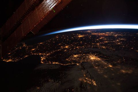 Terwijl het Internationaal ruimtestation op 13 mei s nachts op ruim vierhonderd kilometer hoogte boven aarde zweefde nam de laboratoriumbemanning deze foto van Spanje Frankrijk en Itali