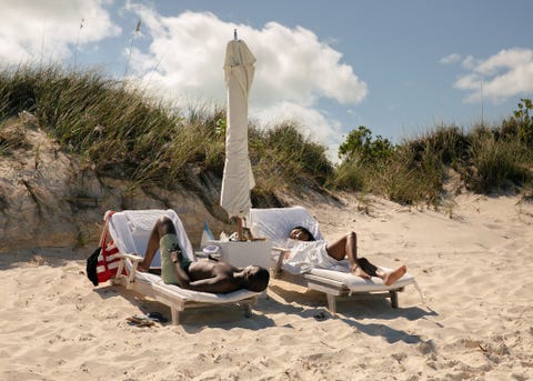 PARROT CAY TURKS EN CAICOSEILANDENBezoekers genieten van de zon op Parrot Cay een privresort en een van de veertig eilanden die deel uitmaken van de archipel Turks en Caicos Hun loomheid is een perfecte weergave van de komkommertijd vindt fotograaf Michael George