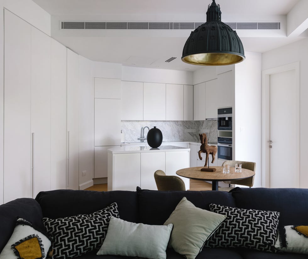 casa reformada e inspirada en la personalidad de su propietaria con piezas vintage, textiles expresivos y colores intensos