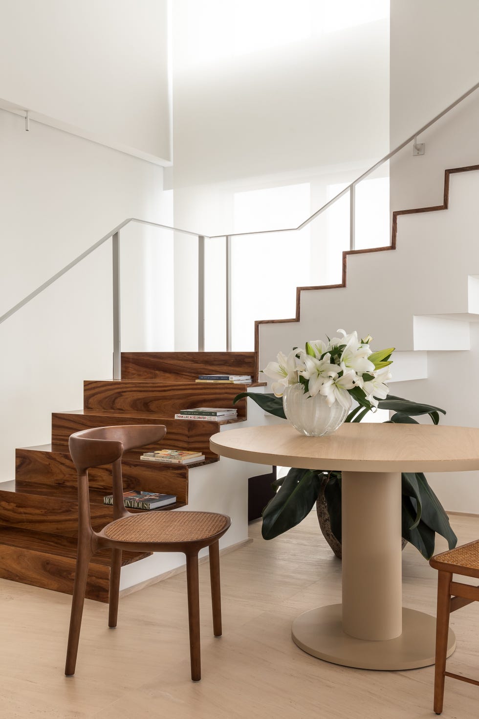 casa de 540 metros con ventanales de suelo a techo, espacios abiertos y lineas limpias tras una reforma estructural