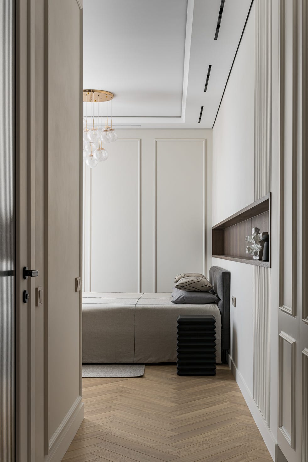 diseñada por pinteriors, esta casa combina líneas puras, curvas suaves y una paleta clara con texturas naturales, logrando un interior funcional, acogedor y lleno de detalles cuidados.